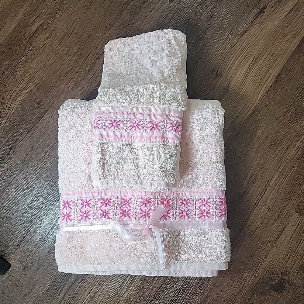 Vtg JCP Home Pink Bath & Hand Towel Set Embroidered Satin Lace Bow Crossstitch